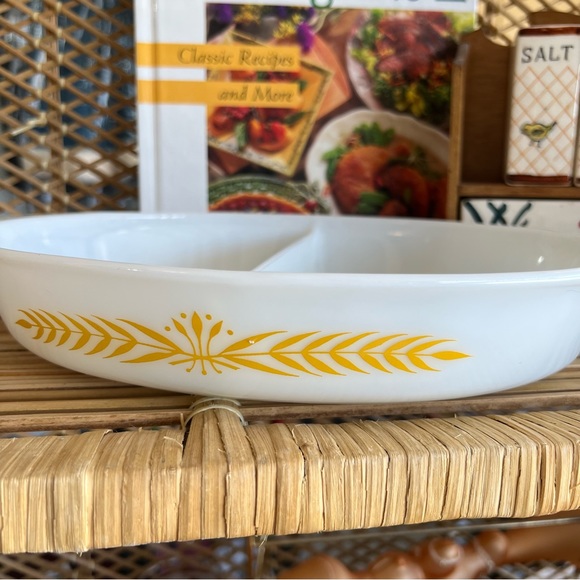 Pyrex | Kitchen | Vintage Pyrex 961 Royal Wheat 1 12 Quart Divided ...